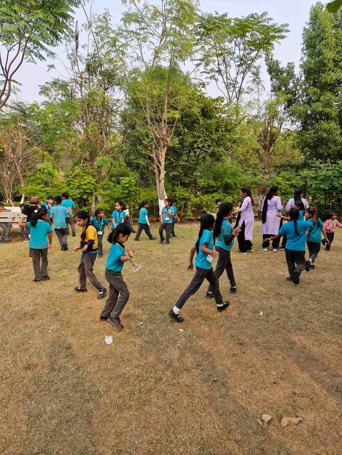 Active outdoor recreational games for primary school students