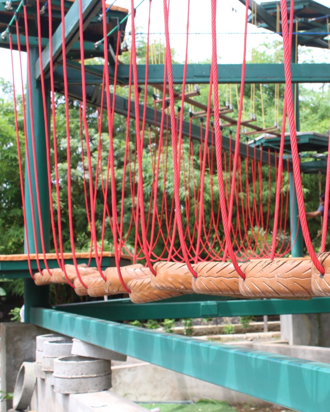 Horizontal hanging tire bridge crossing